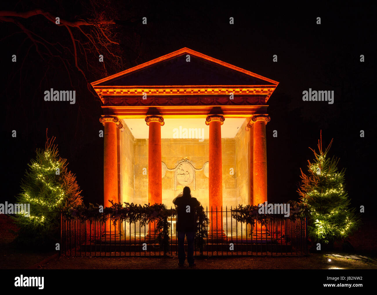 Die beleuchteten Tempel und gefederter Kugel an Weihnachtsbeleuchtung Blenheim Palace. Dezember 2016 Dezember 2016 Stockfoto