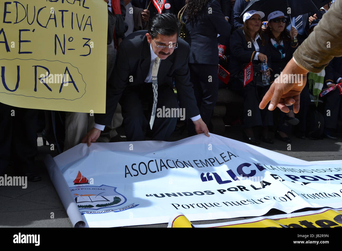 QUITO, ECUADOR - 7. Mai 2017: Einen nicht identifizierten Personen Protest zu menschenwürdiger Arbeit mit Bezeichnung und nicht Vertrag von der ecuadorianischen Regierung. Stockfoto