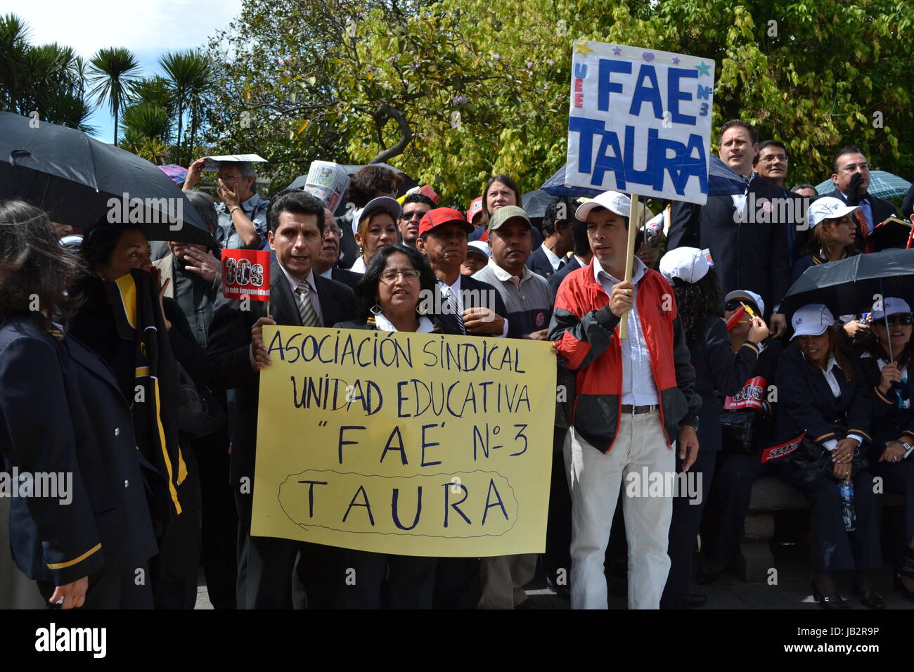 QUITO, ECUADOR - 7. Mai 2017: Einen nicht identifizierten Personen Protest zu menschenwürdiger Arbeit mit Bezeichnung und nicht Vertrag von der ecuadorianischen Regierung. Stockfoto