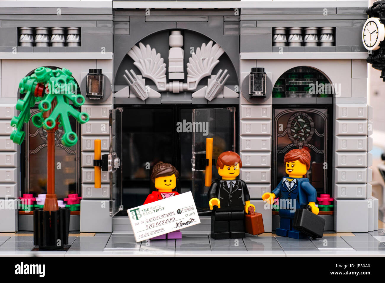Tambow, Russische Föderation - 21. Januar 2017 Lego Bank. LEGO Mädchen mit Preis-Check kommt aus der Tür der Bank. LEGO Geschäftsmann und Geschäftsfrau sta Stockfoto
