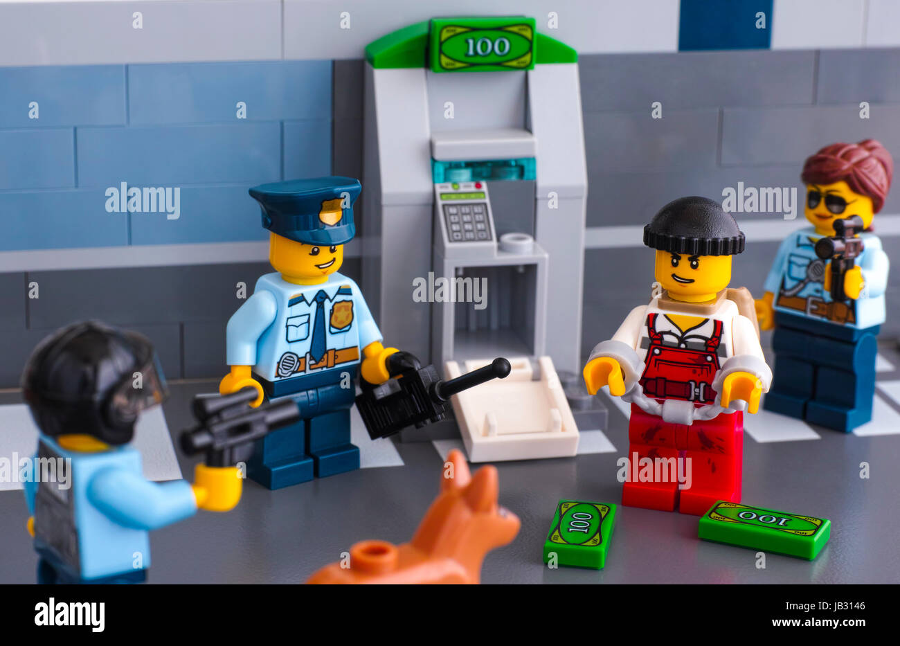 Tambow, Russische Föderation - 3. Juni 2017 Lego Polizisten verhaftet Dieb, ATM Studioaufnahme zu hacken. Stockfoto