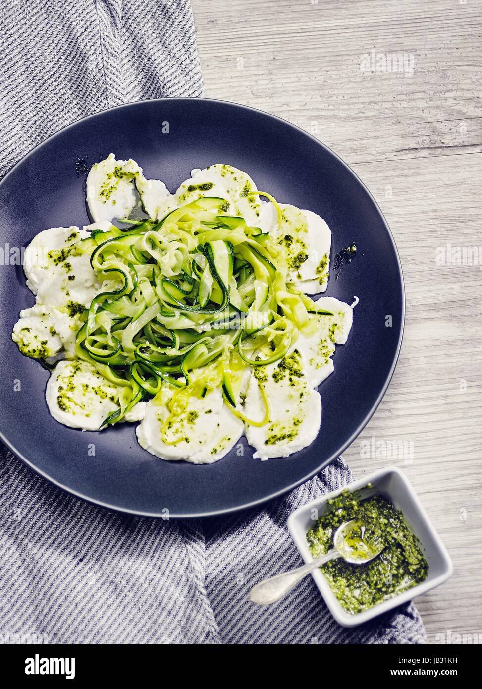 Zucchini-Spaghetti auf mozzarella Stockfoto