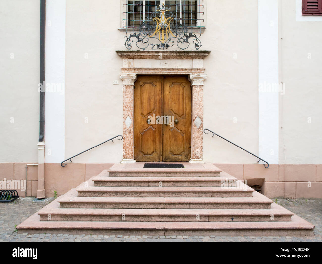 Frontale Ansicht Eines Portals Mit Treppe Und Altertümlicher Doppel-Flügel-Galtür in Meran / Südtirol Im Tappeiner Weg; Sommer 2013 Stockfoto