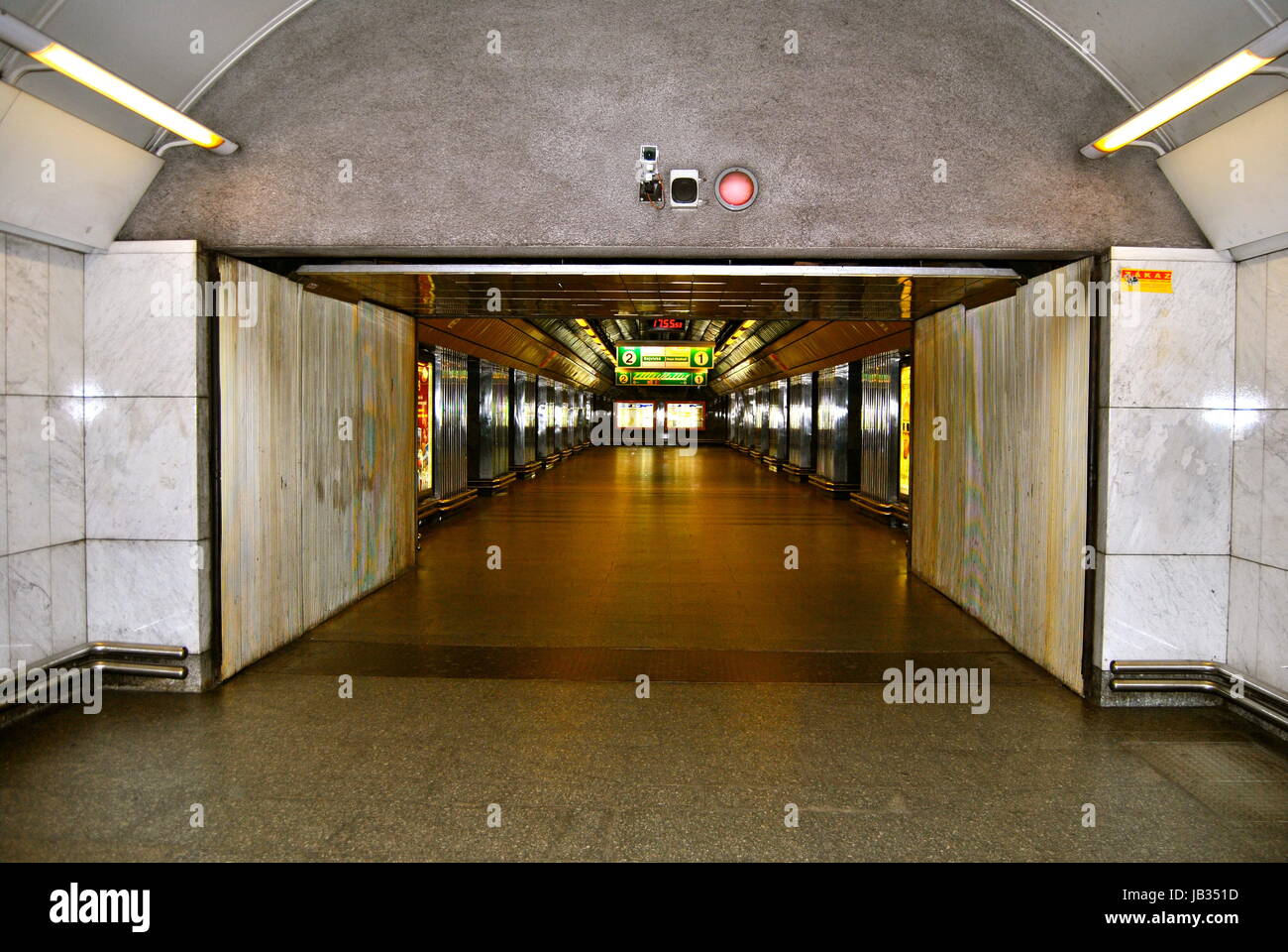 Rolltreppen und Hallen in der Metro System, Prag, Tschechien (Tschechische Republik) Stockfoto