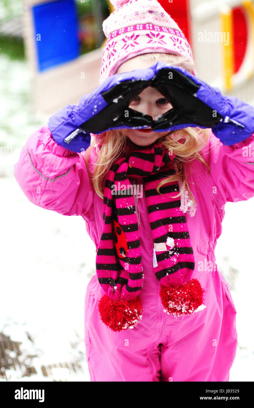 Kind schneeanzug -Fotos und -Bildmaterial in hoher Auflösung – Alamy