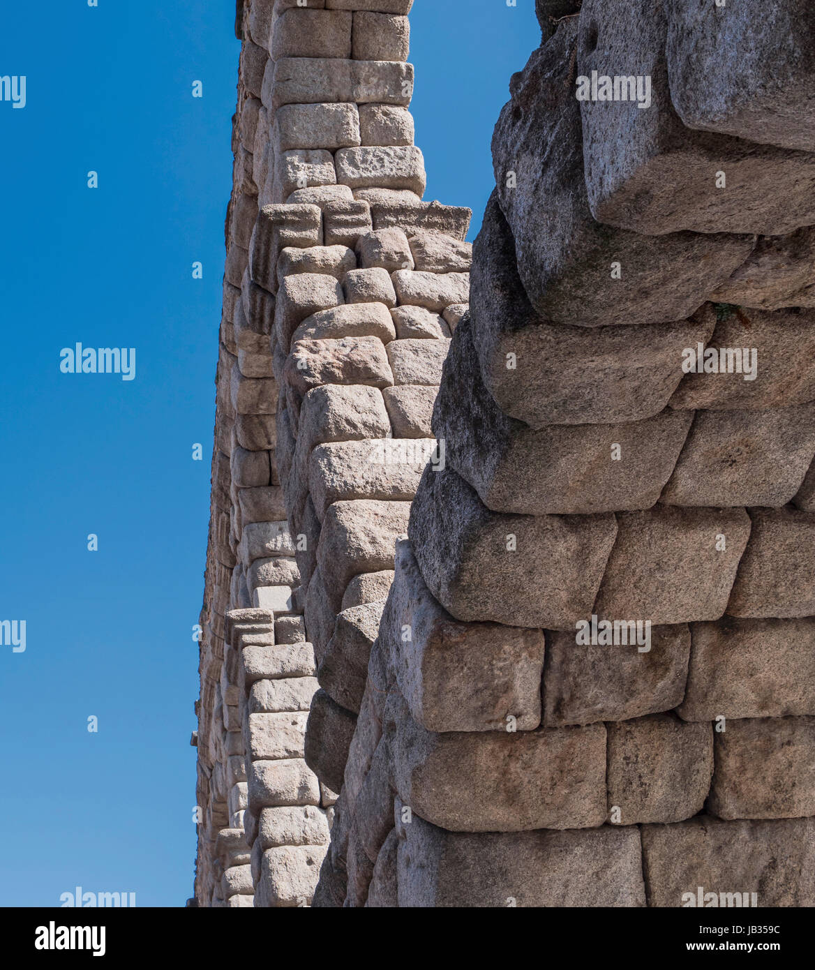 Teilansicht des römischen Aquädukts befindet sich in der Stadt Segovia, UNESCO-Weltkulturerbe, Spanien Stockfoto