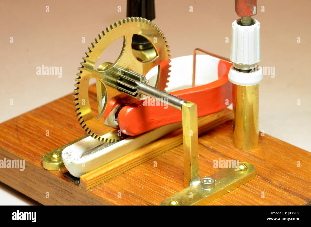 Modell der Barlow-Rad, der erste Elektromotor der Welt. Ein Rad, angeordnet in einem magnetischen Feld (rot = Norden) trägt einen Strom von einer Quecksilber-Comm Stockfoto