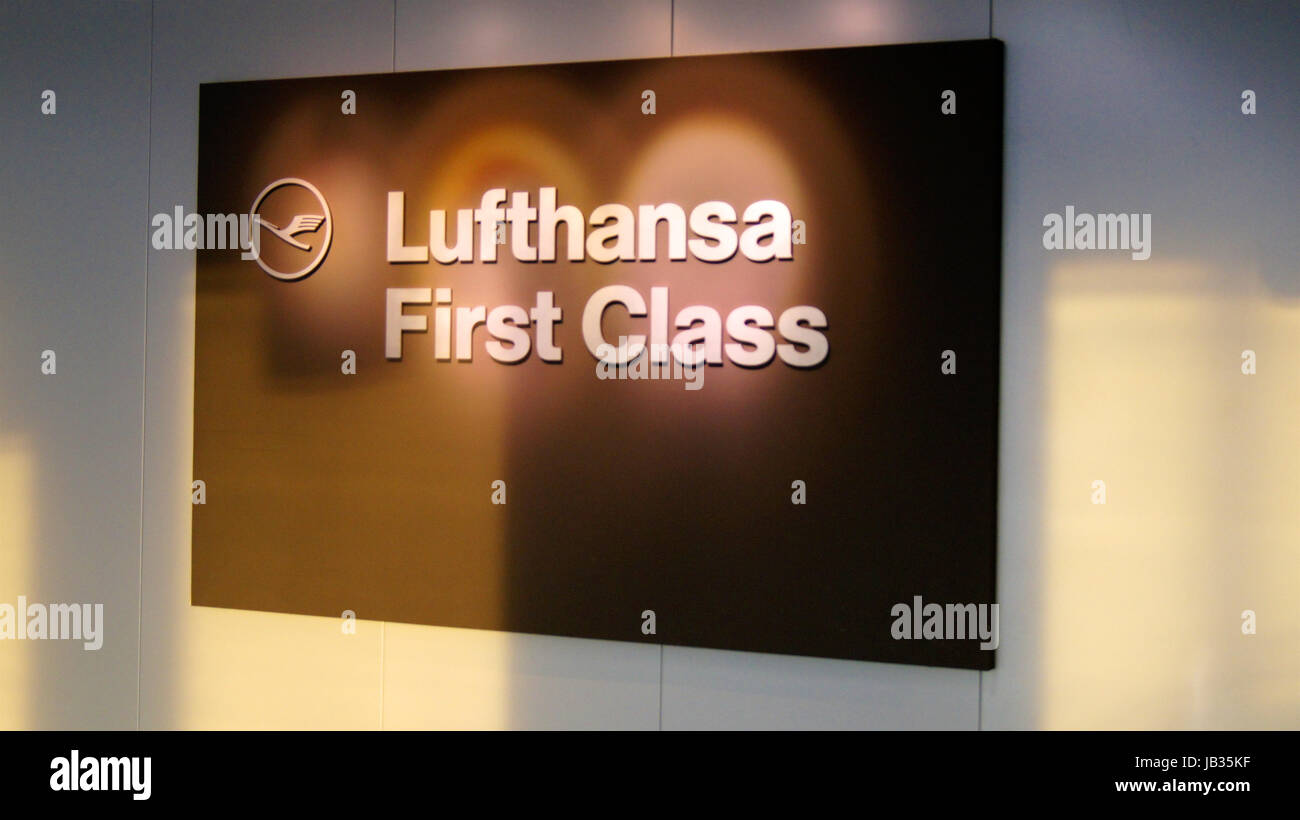 FRANKFURT, Deutschland - 9. September 2014: Lufthansa First Class Lounge Eingang Stockfoto