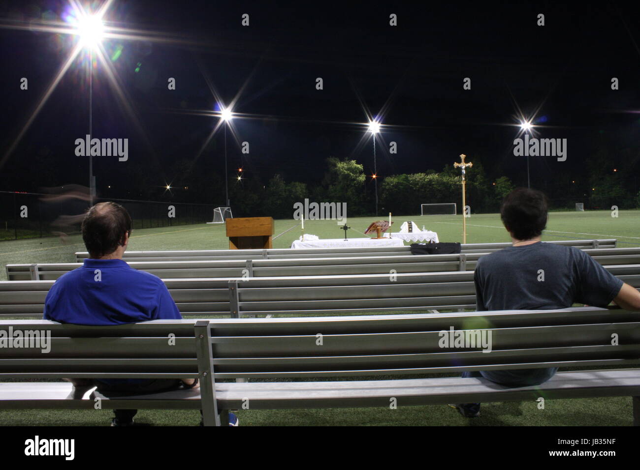 Masse unter den Lichtern Stockfoto