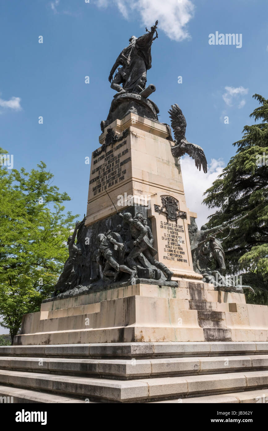 Segovia, Spanien - Juni 3: Denkmal für die Helden des Mai 2 und eine Hommage an die Kapitäne Pedro Velarde und Luis Daoíz am Tag der nationalen Unabhängigkeit Stockfoto