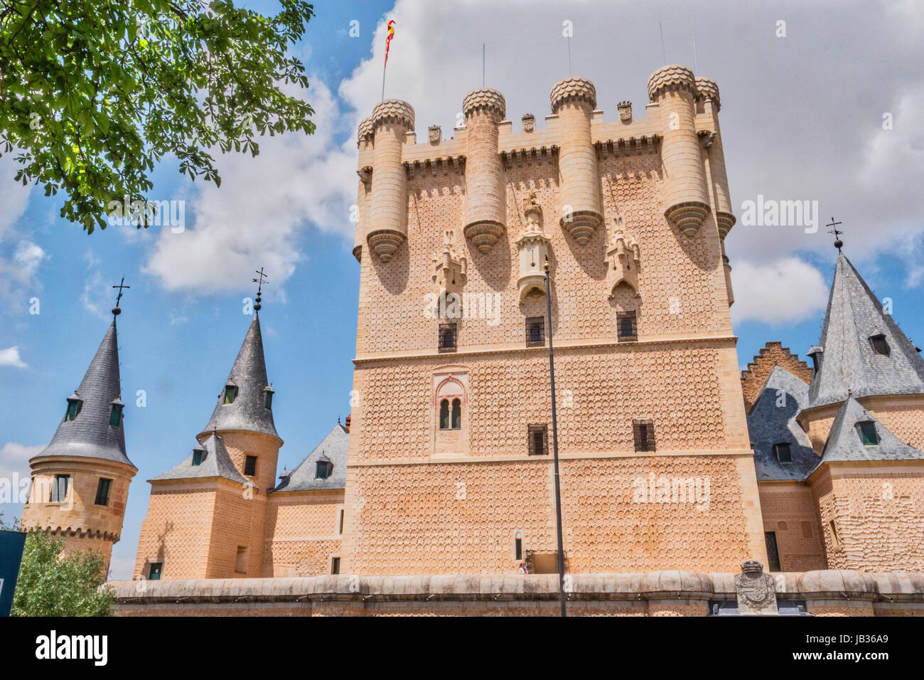 Segovia, Spanien - Juni 3: Teilansicht des Schlosses vom Eingang zum Denkmal und Zugbrücke, Juan II Turm erhebt sich auf einer felsigen Klippe, gebaut Stockfoto