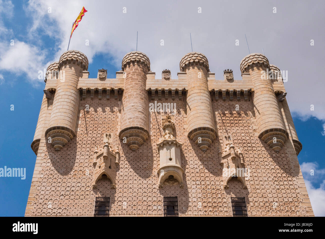 Segovia, Spanien - Juni 3: Teilansicht des Schlosses vom Eingang zum Denkmal und Zugbrücke, Juan II Turm erhebt sich auf einer felsigen Klippe, gebaut Stockfoto