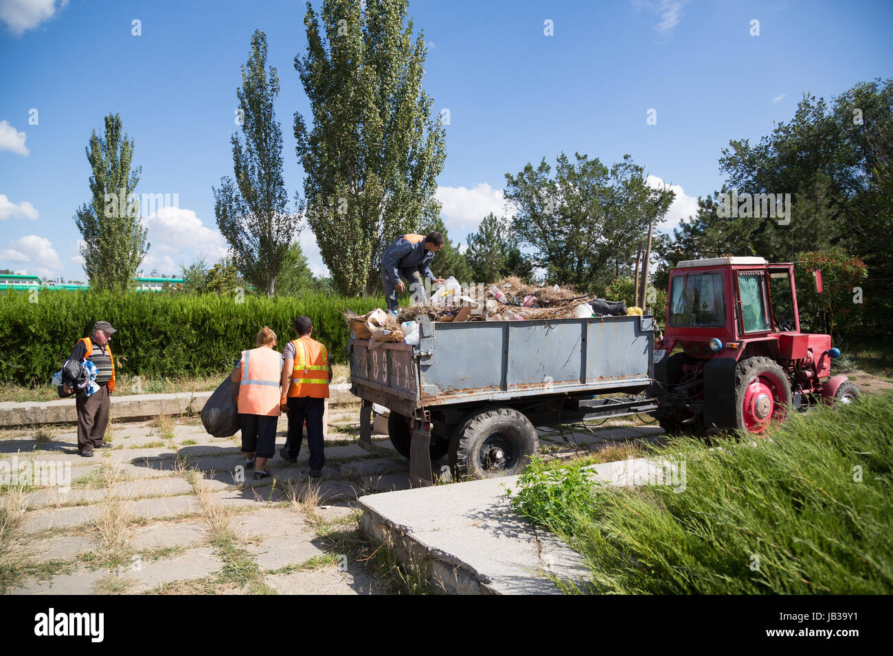 26.08.2016, Moldawien, Transnistrien, Tiraspol - Stadtreinigung Saeubert einen Platz in der Mitte. Transnistrien ist eine abstoßende moldauischen Republik unter russischem Einfluss östlich des Flusses Dnister. Die Region split im Jahr 1990 aus der Republik Moldau und ist und wird nicht von jedem anderen Land anerkannt. Auch die Russisch-abhängige Entität ist bekannt als die Transdnestrovian Republik (Pridnestrovkaja Moldavskaja Respublika / PMR). Tiraspol ist die Hauptstadt. 00A160826D061CAROEX. JPG - nicht für den Verkauf in G E R M A N Y, A U S T R I A S W I T Z E R L A N D [MODEL-RELEASE: Nein, PROPERTY-RELEASE: kein (C) Caro Fotoagentur / Bast Stockfoto