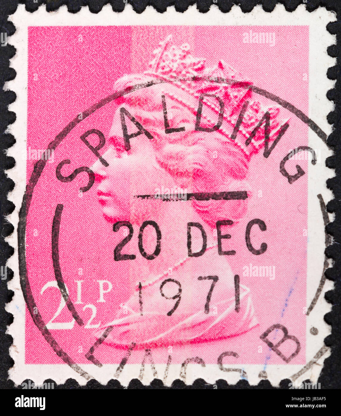 Vereinigtes Königreich - ca. 1972: Eine Briefmarke gedruckt im Vereinigten Königreich zeigt Königin Elizabeth auf rosa, ca. 1972 Stockfoto