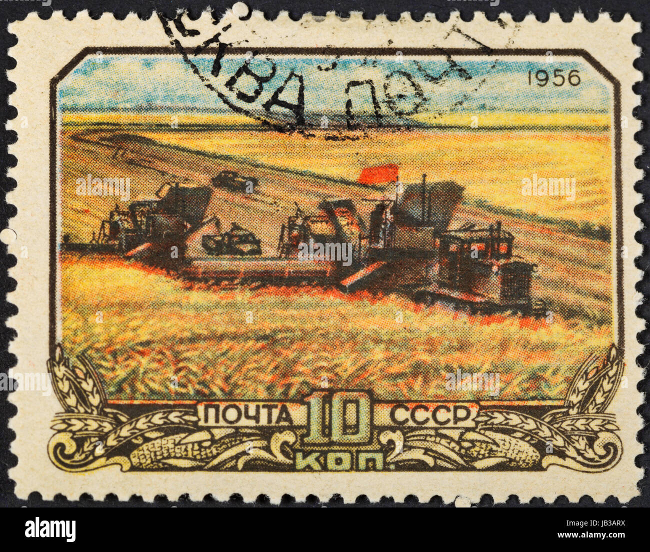 UdSSR - ca. 1956: Eine Briefmarke gedruckt in der USSR zeigt beim Ernten von Weizen in der Kolchose-Bauern in der Sowjetunion, ca. 1956 Stockfoto