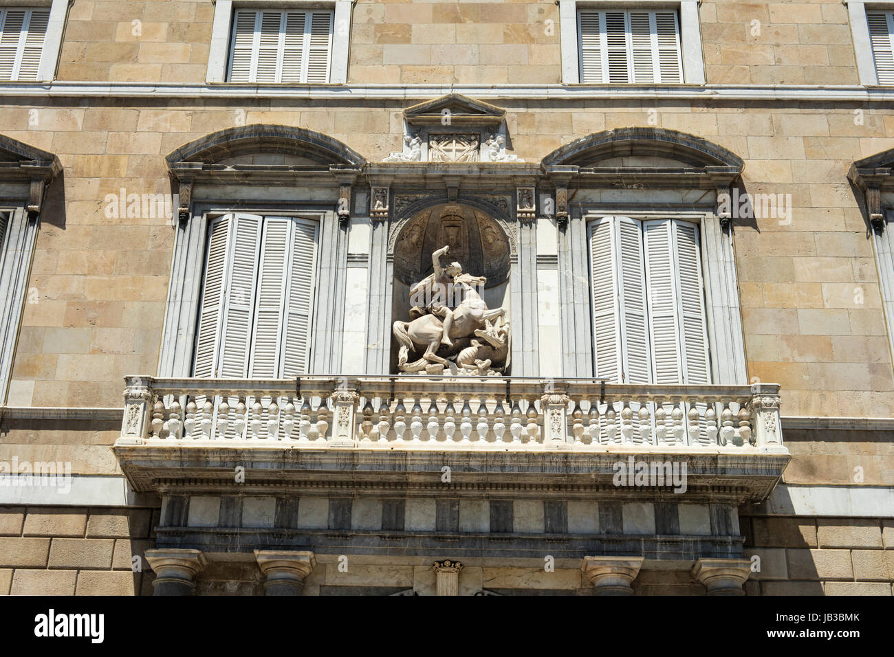 Detail der Fassade der Autonomen Regierung Kataloniens an Saint James Square (Plaza Sant Jaume) in Barcelona, Spanien. Stockfoto