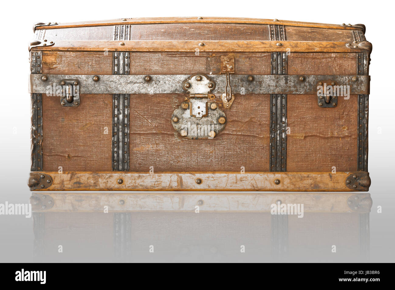 Detail des Schlosses eine alte Truhe aus Metall. Stockfoto