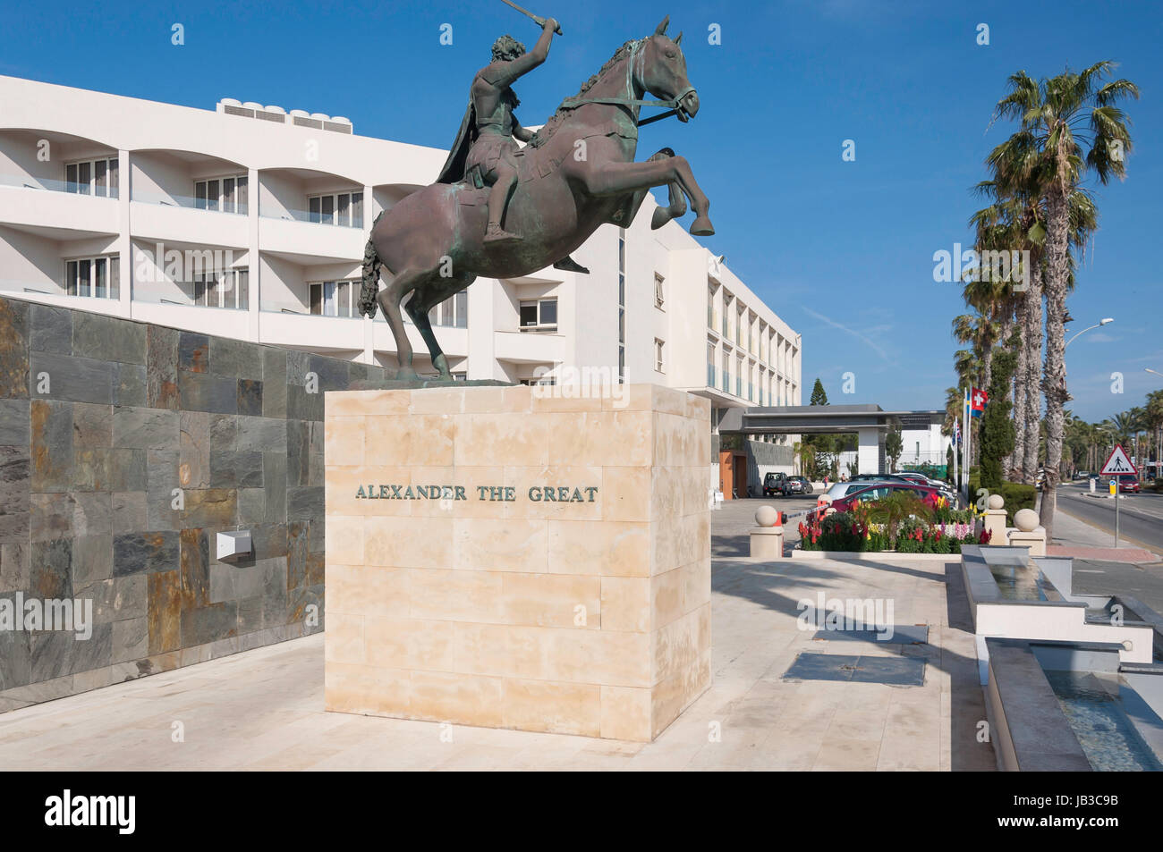 Statue außerhalb der Alexander der große Strand Hotel, Posidonos Avenue, Paphos (Pafos), Bezirk Paphos, Republik Zypern Stockfoto