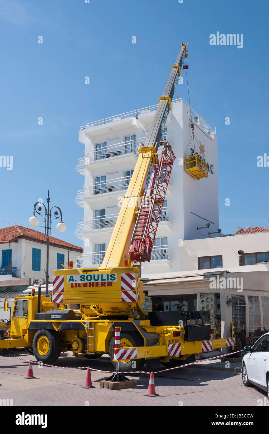 Liebherr Autokran arbeiten auf Foinikoudes Promenade, Athenon Avenue, Republik Zypern, Larnaca, Larnaca District Stockfoto