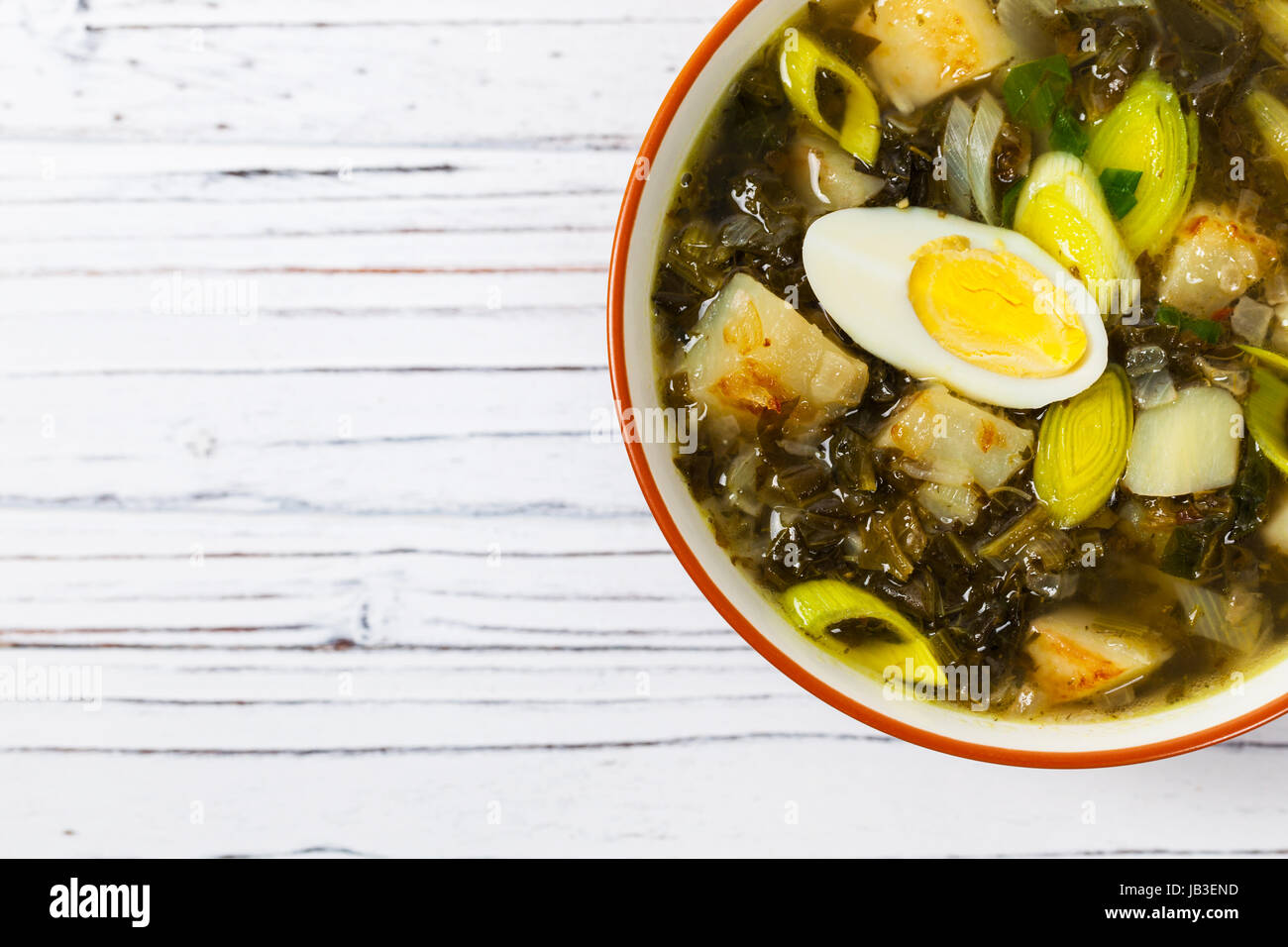 Sommer-Suppe mit Spinat, Kartoffeln und Sauerampfer Stockfoto