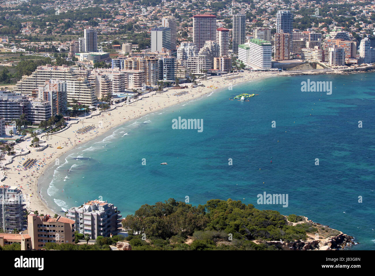 Blick über Calp (Spanien). Bucht Strand Stockfoto