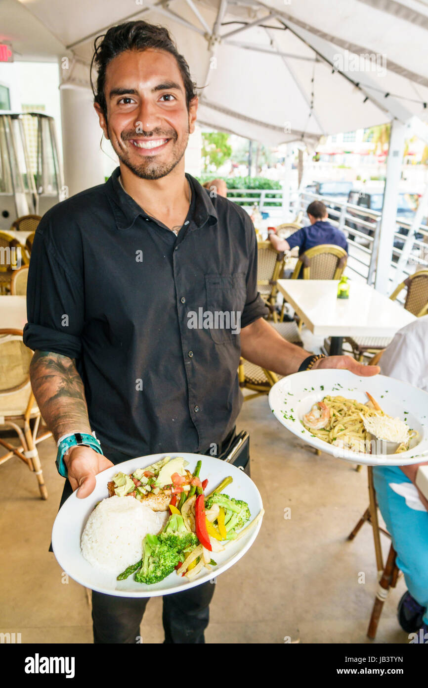 Miami Beach Florida, Front Porch Cafe, Restaurant Restaurants Essen Essen Essen Cafe Cafés, Abendessen, hispanischer Mann Männer männlich, Kellner Kellner Kellner Angestellte Stockfoto