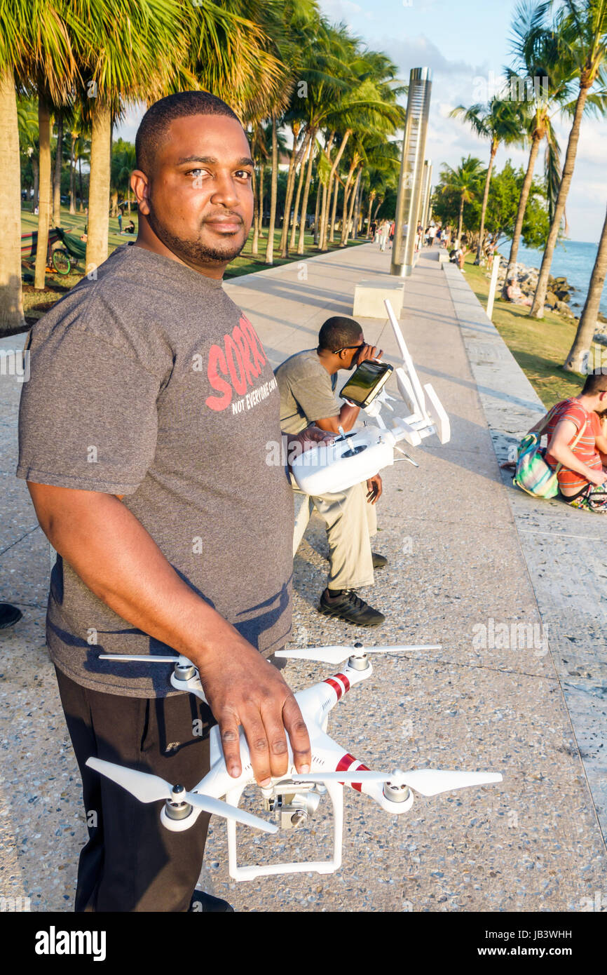 Miami Beach, Florida, Government Cut, am Wasser, Rasen, Erholung im Freien, schwarzer Mann, Männer, Drohne, Fernbedienung, Besitzer, Betreiber, Pilot, FL170401018 Stockfoto