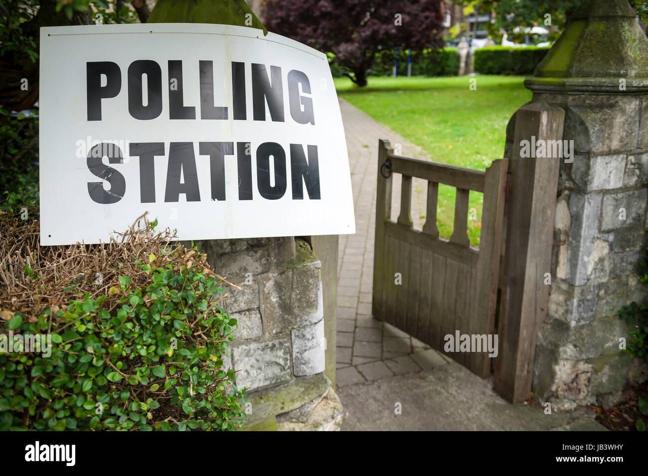 Wahlen in Großbritannien Wahllokal Zeichen hängen neben ein offenes Tor post und Absicherung im Vereinigten Königreich Stockfoto