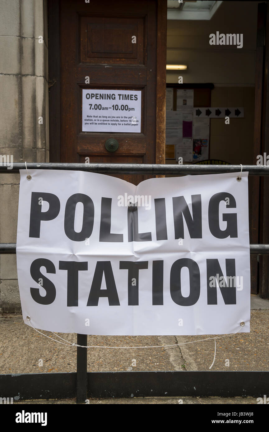 Polling Station mit Öffnungszeit Schildern am Eingang der Bibliothek im Norden Londons. Stockfoto