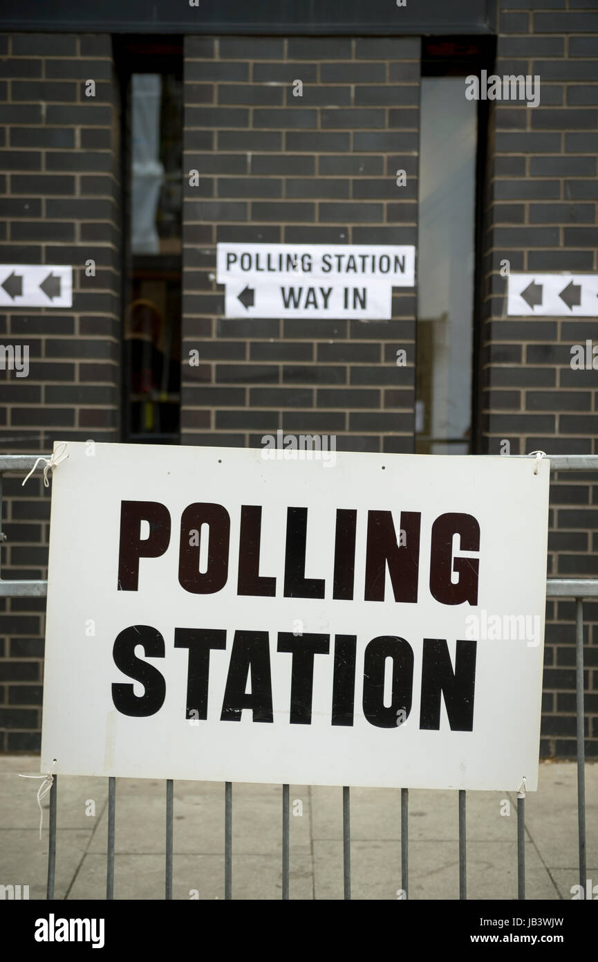 Wahlen in Großbritannien Wahllokal Schild hängen am Zaun vor der schwarze Ziegel Wand in London, UK Stockfoto