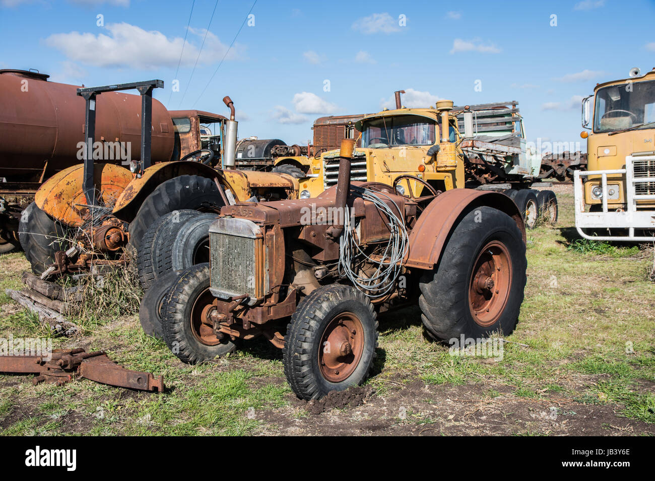 Einen alten Fall Traktor in einem Fahrzeug-Friedhof. Stockfoto