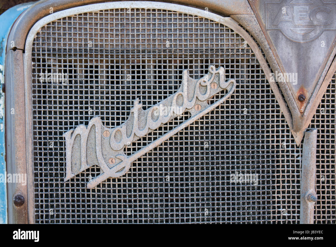 Abzeichen von einem alten AEC Matador Tankwagen in einem Fahrzeug-Friedhof. Stockfoto
