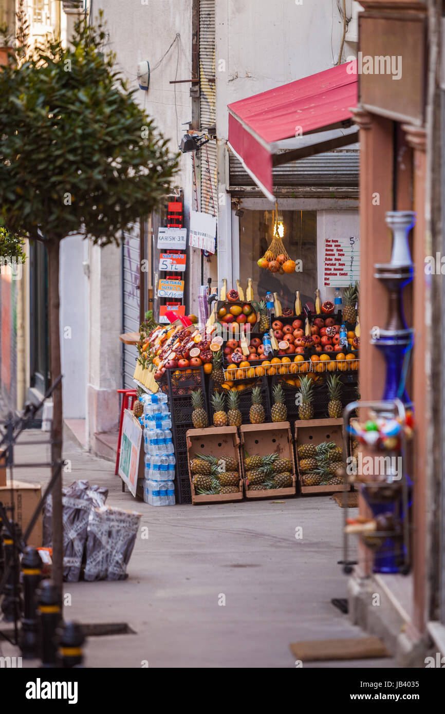 Obststand im Stadtteil Galata in Istanbul Stockfoto