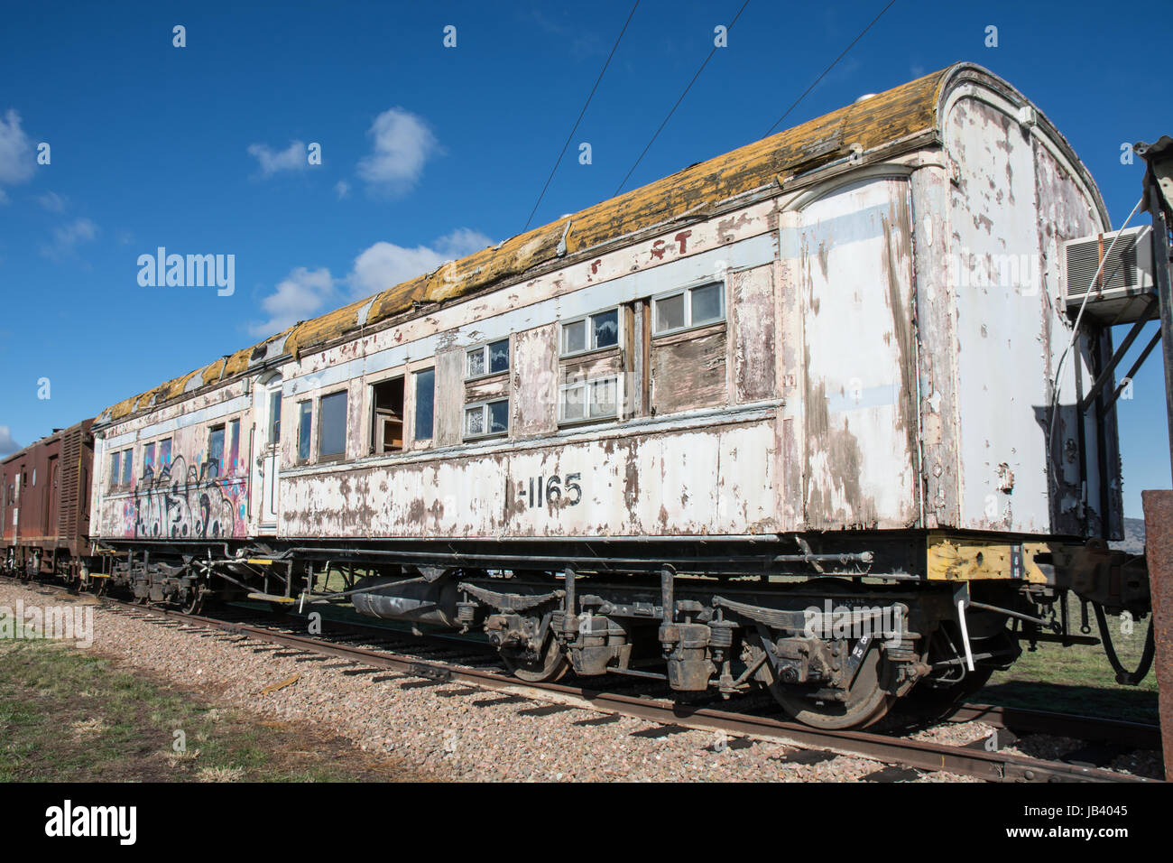 Alte Kutsche rollendes Eisenbahnmaterial auf einem Abstellgleis. Stockfoto