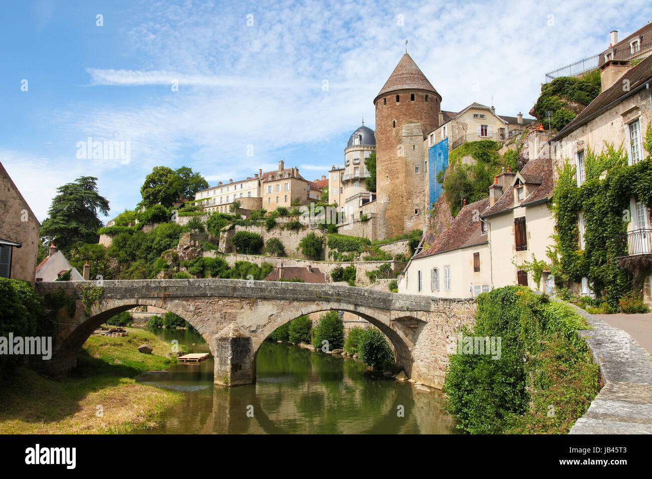 Burg und Pont Pinard über den Fluss Armancon in der historischen Stadt Semur-En-Auxois in Burgund, Frankreich. Stockfoto