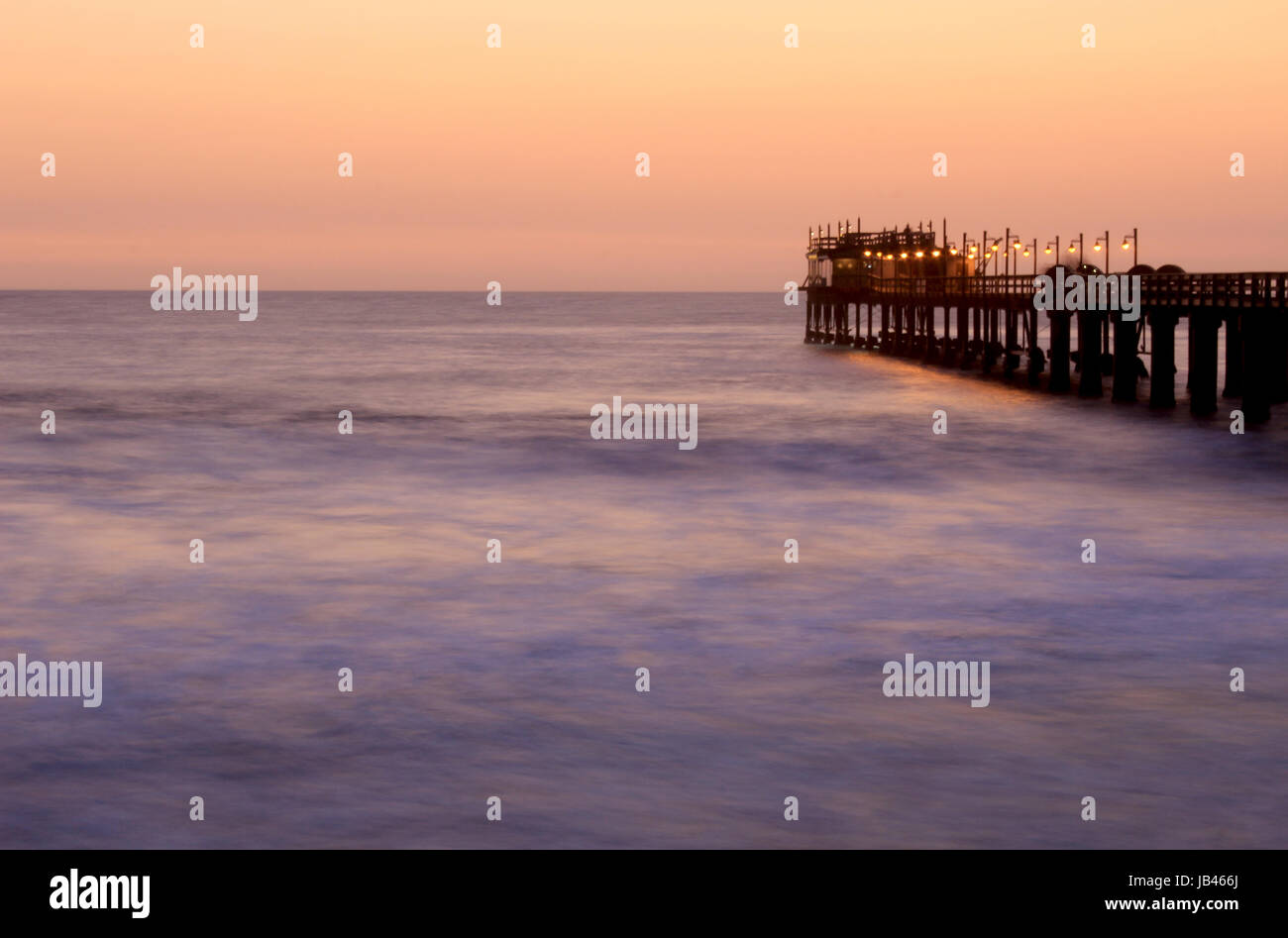 Berühmte Mole in Swakopmund, ein Germam Stil Kolonialstadt an der Atlantikküste Nordwesten Namibias Stockfoto