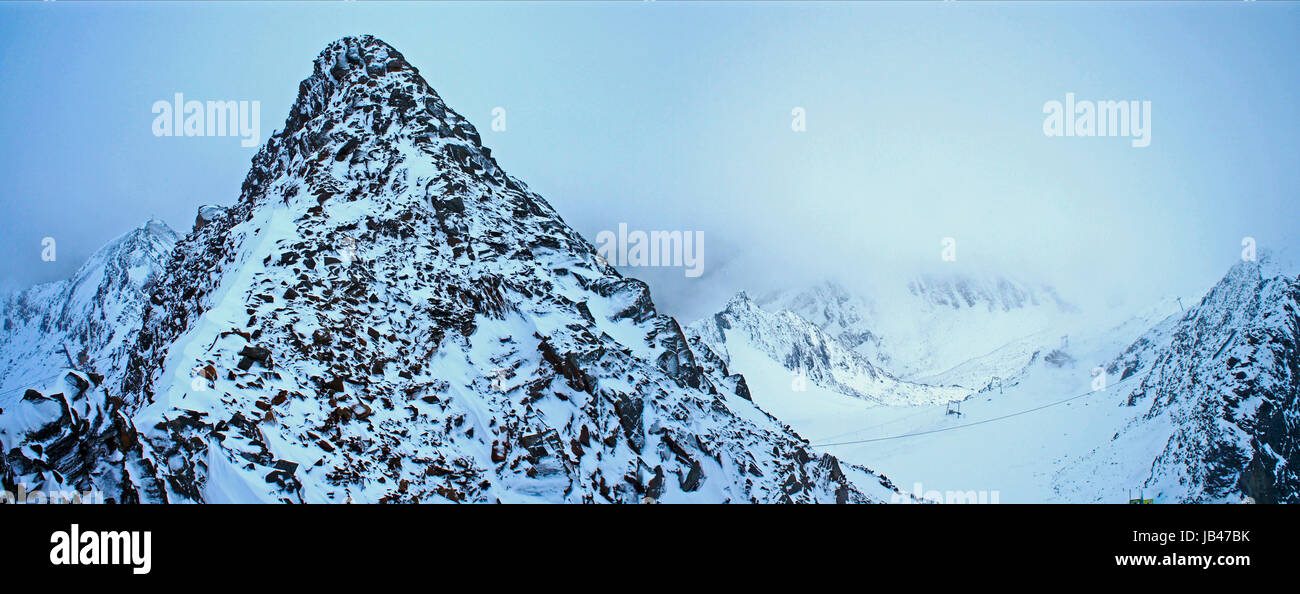 In der Bergwelt des Stubaier Gletschers in Tirol, Staelebank Schneebedeckte Berge Und Schneefall In der Bergwelt der Stubaier Gletscher in Tirol, steilen, schneebedeckten Bergen und Schneefall Stockfoto