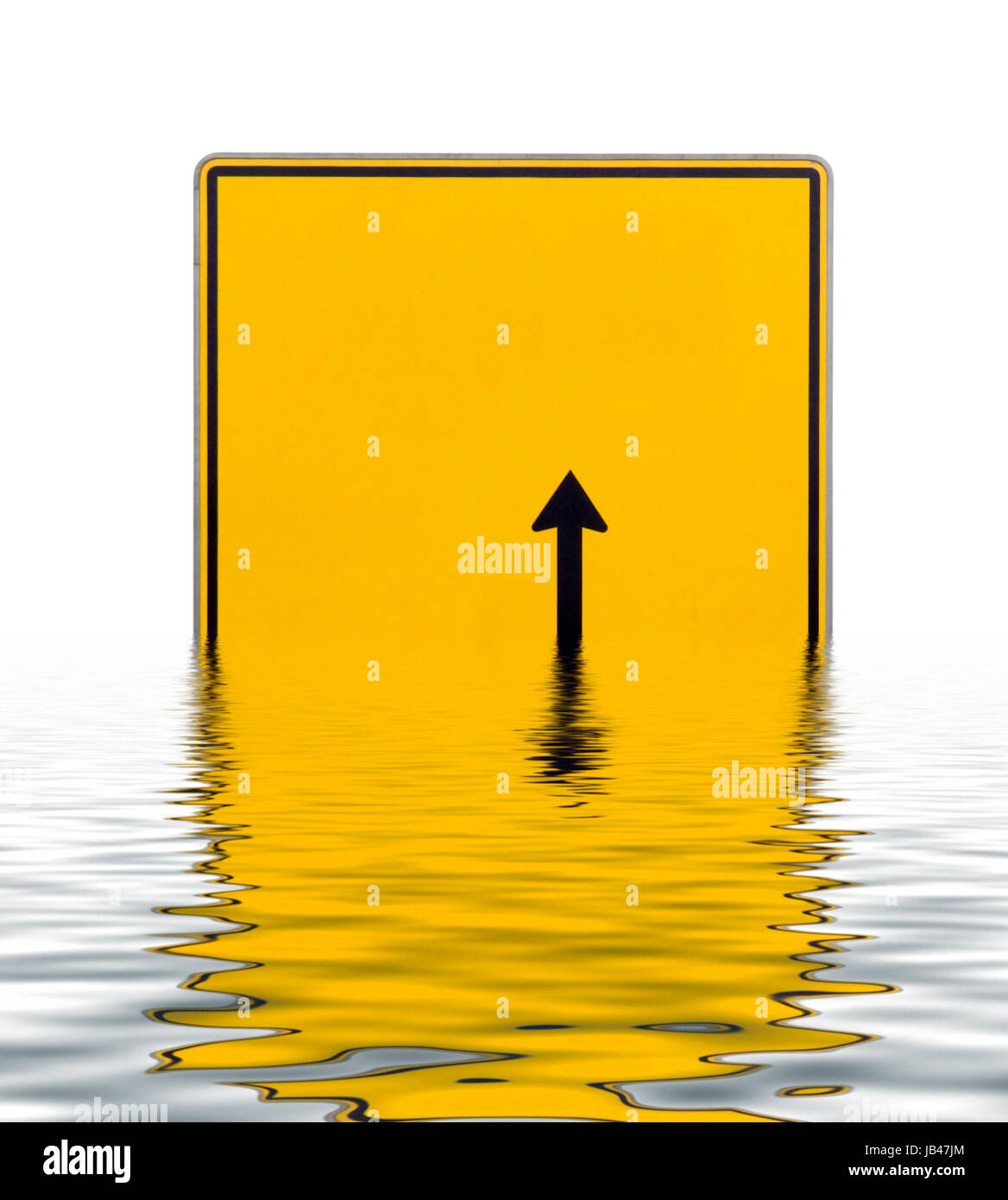 gelbe leer Richtung Wegweiser mit schwarzer Pfeil auf spiegelnde Wasseroberfläche in weißem Rücken Stockfoto