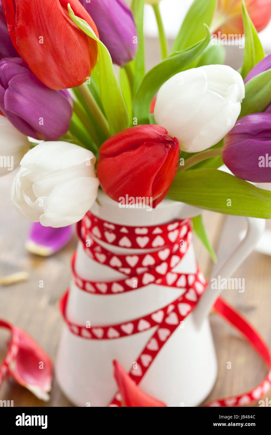 Buntsandstein Blumenstraus aus Tulpen Auf Rustikalem Holz Stockfoto