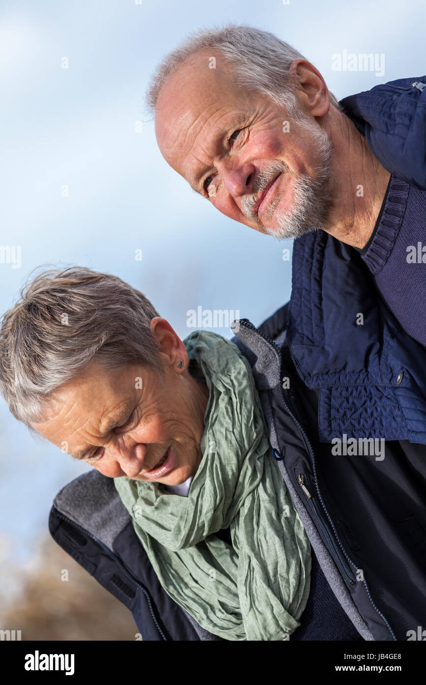 Glückliche Lachende senioren Paar Arm in Arm Im Freien Natur Herbst winter Stockfoto