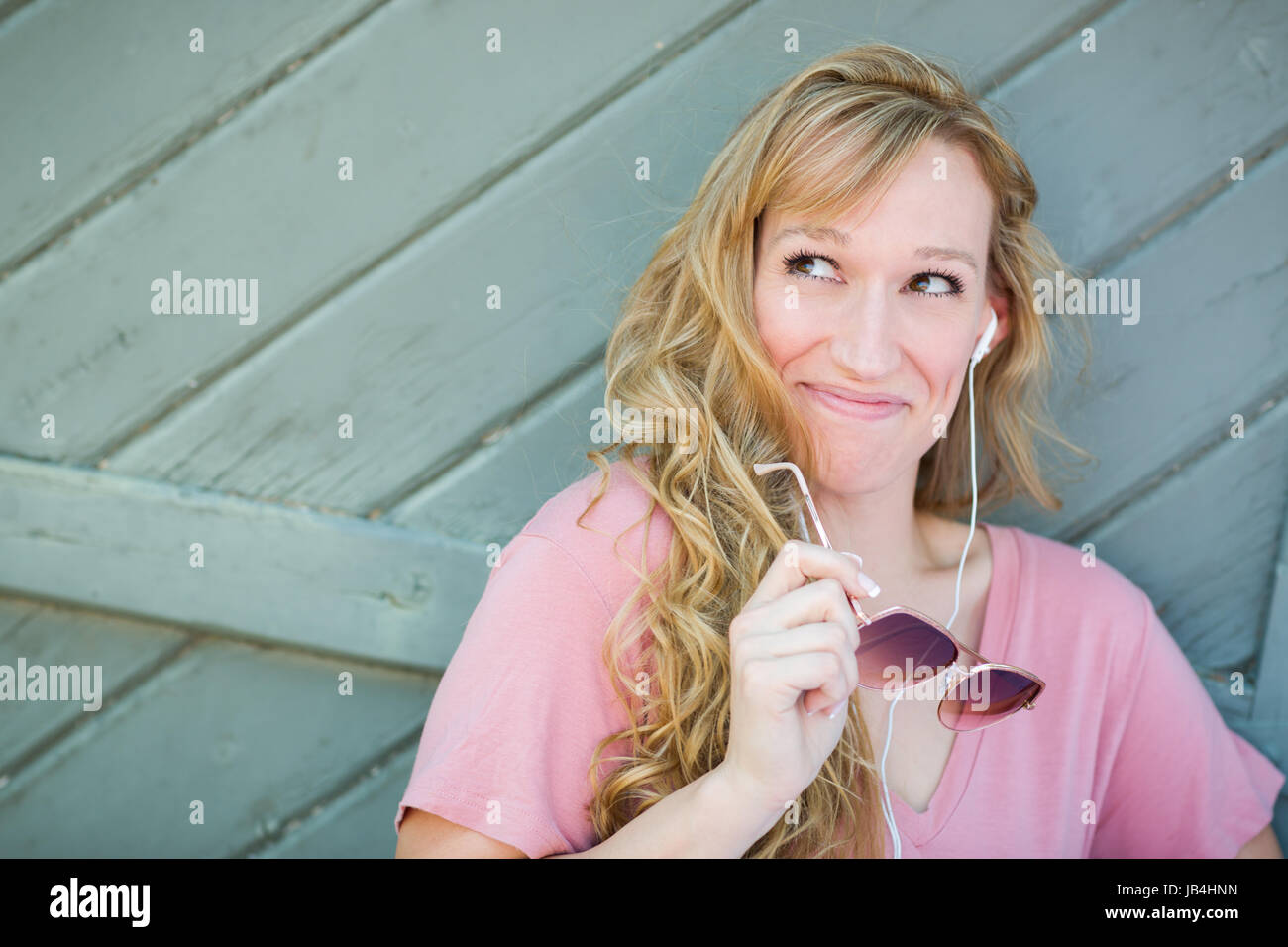 Outdoor Portrait der jungen Erwachsenen Brown Eyed Frau mit Sonnenbrille. Stockfoto