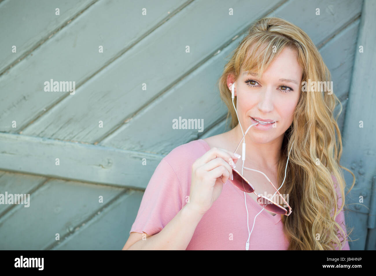 Outdoor Portrait der jungen Erwachsenen Brown Eyed Frau mit Sonnenbrille. Stockfoto