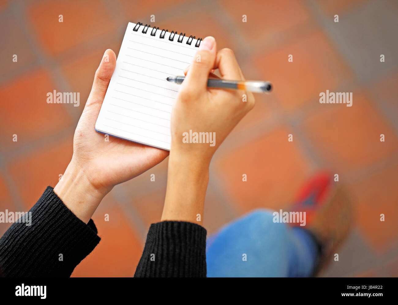 Frau Hand Jot Hinweis Stockfoto