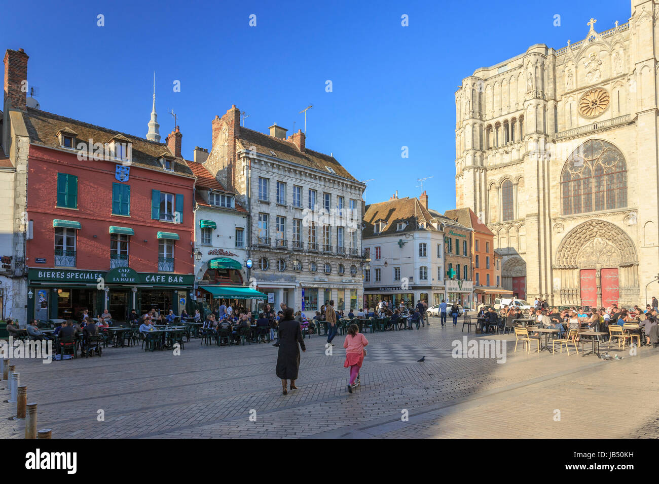 Frankreich, Yonne (89), Sens, La Place De La République et la Cathédrale Saint-Etienne / / Frankreich, Yonne, Sens, Platz der Republik und Kathedrale Saint-Etienne Stockfoto