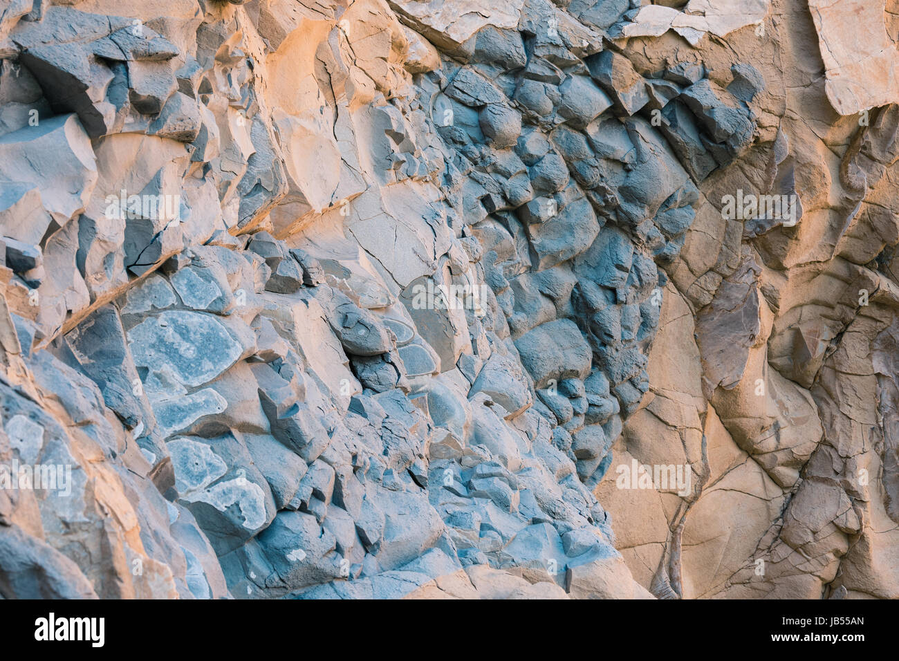 Biclolored Felsformation mit Blau und Orange in die Wand gehauen, cliff Stockfoto