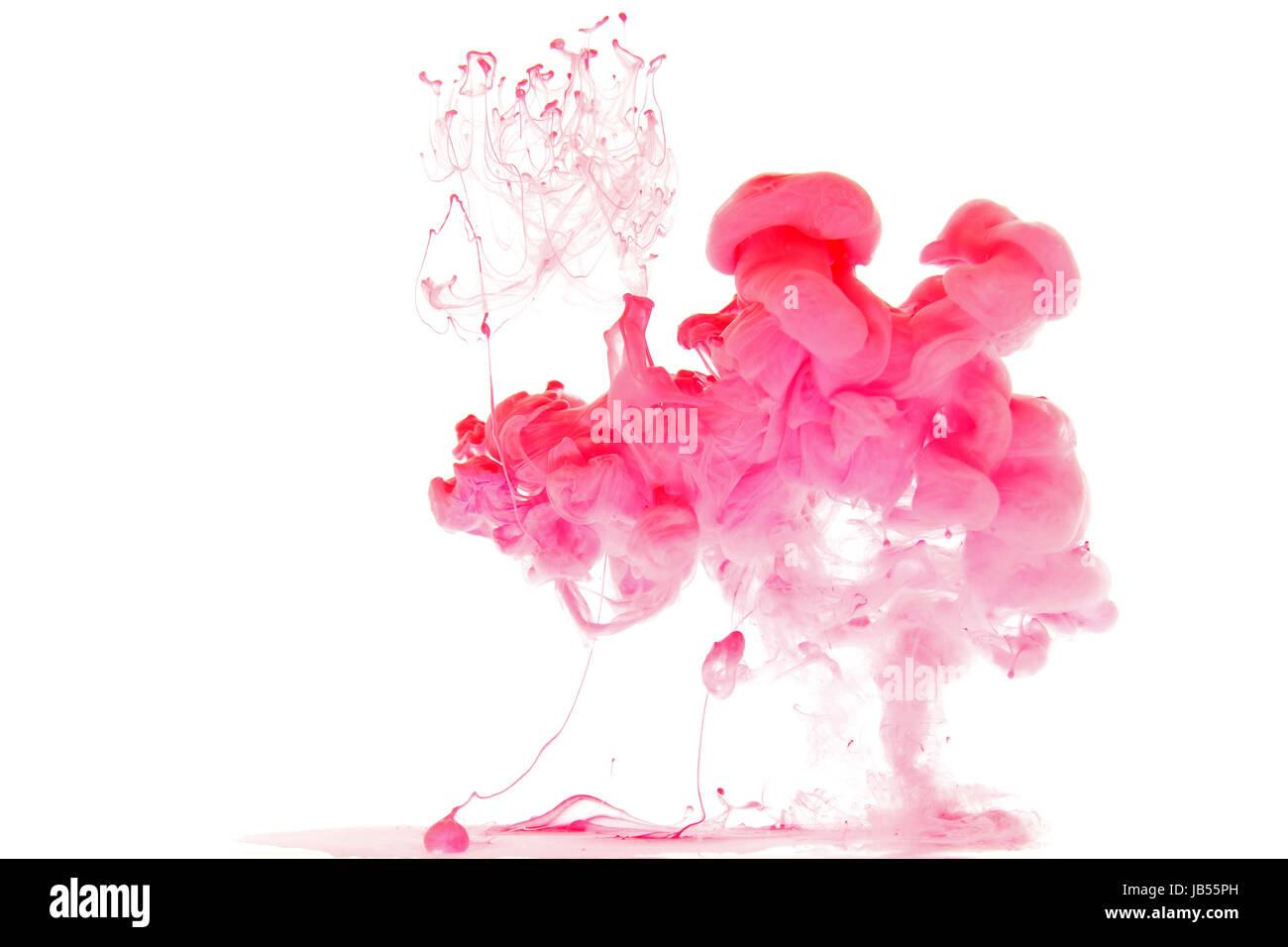 Die Farbe wird in Wasser gelöst. Stockfoto