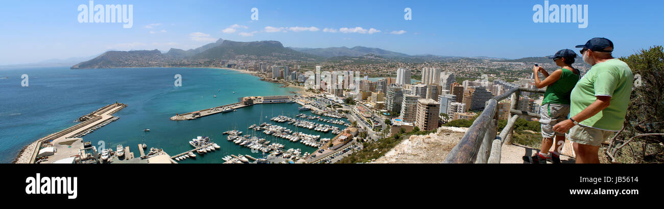 Blick über Calp (Spanien). Bucht Strand Stockfoto