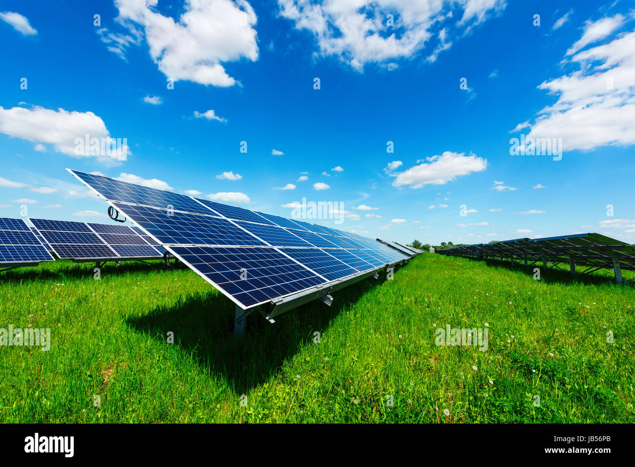 Solarkraftwerk gegen den blauen Himmel. Alternative Energie-Konzept Stockfoto