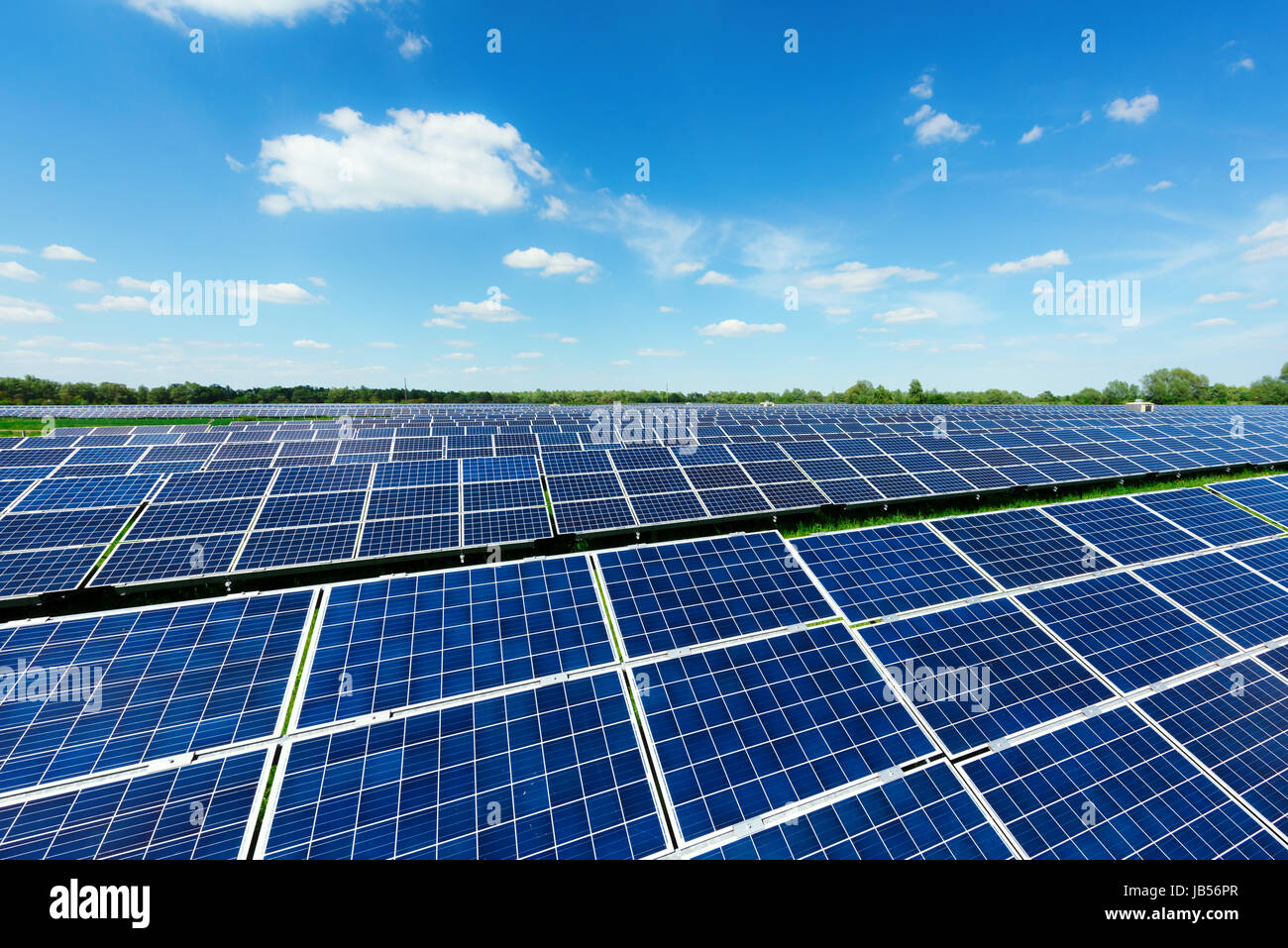 Solarkraftwerk gegen den blauen Himmel. Alternative Energie-Konzept Stockfoto