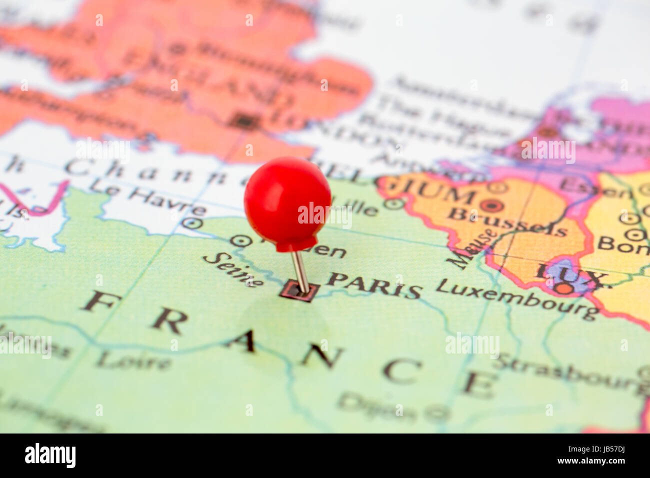 Runde rote Daumen gestochen eingeklemmt durch Stadt Paris in Frankreich Karte. Teil der Kollektion deckt alle wichtige Hauptstädten Europas. Stockfoto